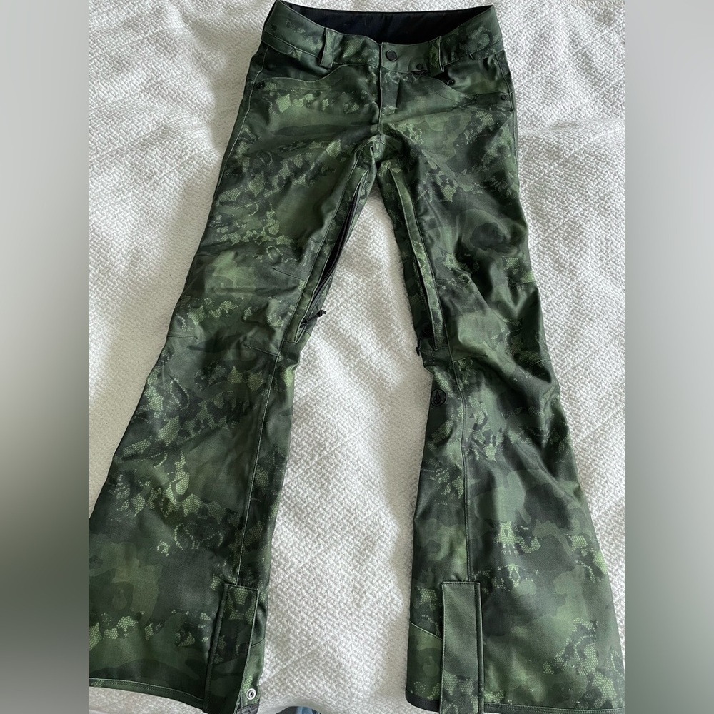 Like New Volcom Women’s Snowboard pants